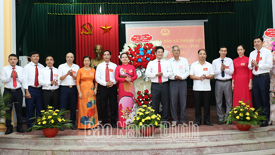 Đồng chí Phó Chủ tịch Thường trực UBND tỉnh Trần Anh Dũng tặng hoa chúc mừng Kỳ họp HĐND xã Thành Lợi (Vụ Bản).
