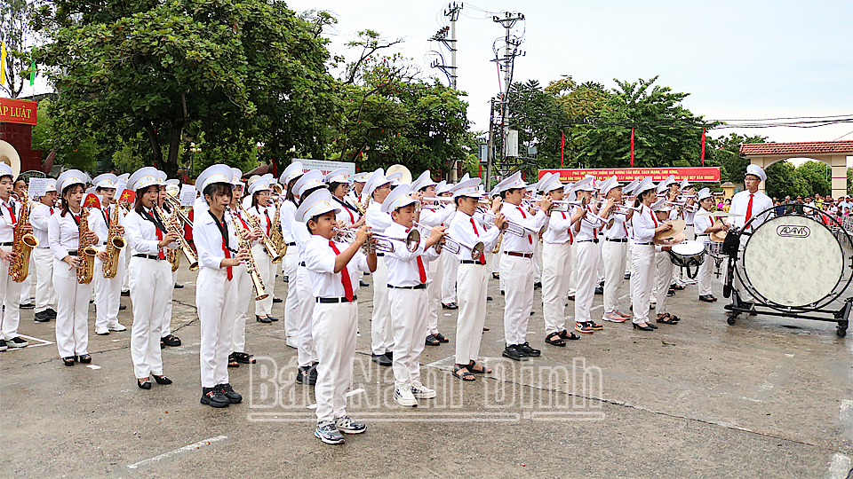 Biểu diễn kèn đồng tại lễ khai mạc. 
