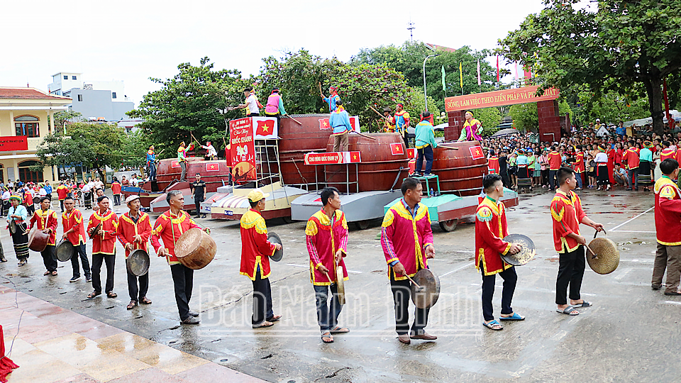 Biểu diễn trống hội tại lễ khai mạc. 
