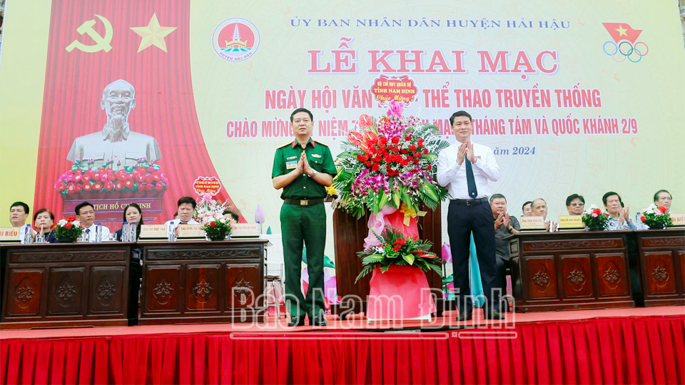 Đồng chí Đại tá Nguyễn Bá Thịnh, Ủy viên Ban TVTU, Chỉ huy trưởng Bộ chỉ huy Quân sự tỉnh tặng hoa chúc mừng Ban tổ chức chức Ngày hội Văn hoá - Thể thao truyền thống huyện Hải Hậu năm 2024. 
