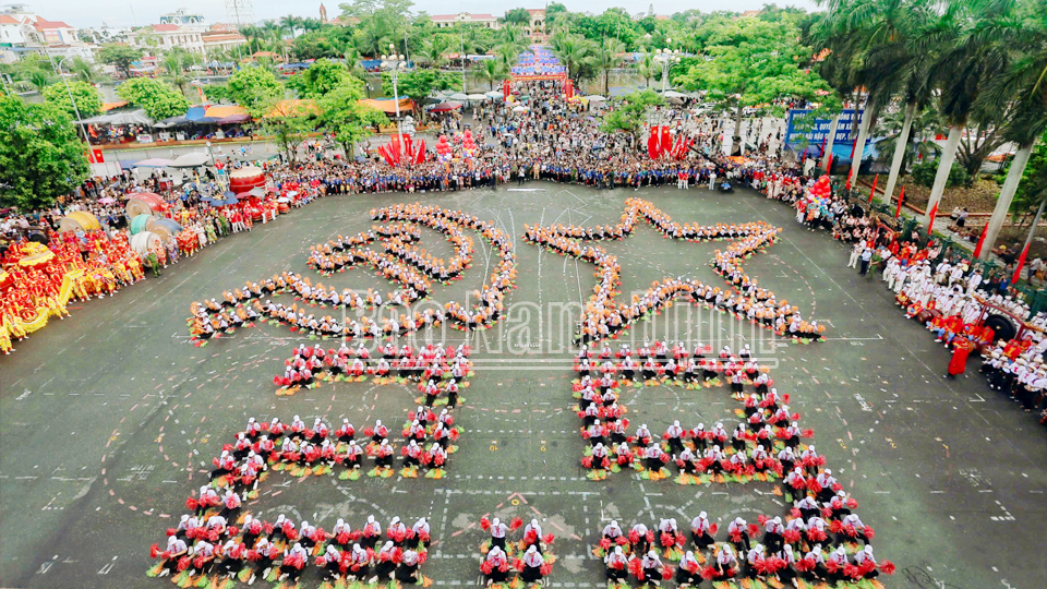 Đồng diễn nghệ thuật của học sinh trong Ngày hội. 
