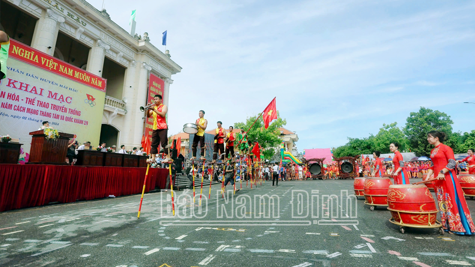 Biểu diễn cà kheo trong Ngày hội.
