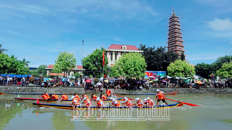 Thi bơi chải trong Ngày hội. 
