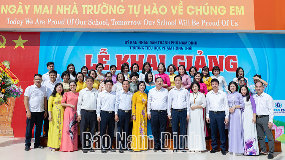 Đồng chí Bí thư Tỉnh ủy Phạm Gia Túc chụp ảnh lưu niệm với các thầy, cô giáo trường Tiểu học Phạm Hồng Thái.