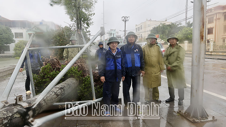 Đồng chí Phạm Đình Nghị, Phó Bí thư Tỉnh uỷ, Chủ tịch UBND tỉnh kiểm tra tình hình thiệt hại trên địa bàn thị trấn Giao Thuỷ. 