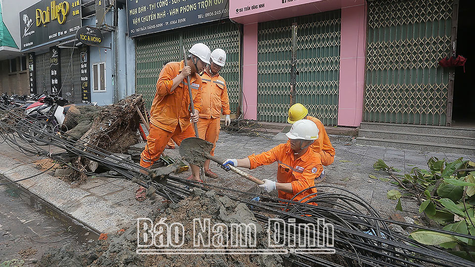 Điện lực thành phố Nam Định khắc phục sự cố hệ thống điện bị ảnh hưởng sau bão. Ảnh Việt Thắng