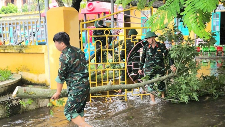 Lực lượng vũ trang hỗ trợ dọn dẹp sau bão tại Trường Mầm non Hải Trung (huyện Hải Hậu, tỉnh Nam Định). 
