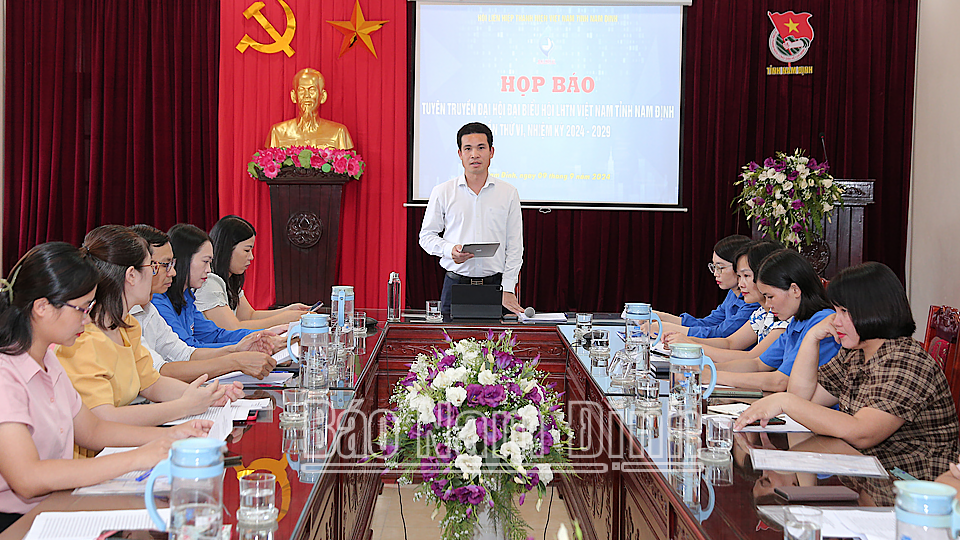 Quang cảnh buổi họp báo. 
