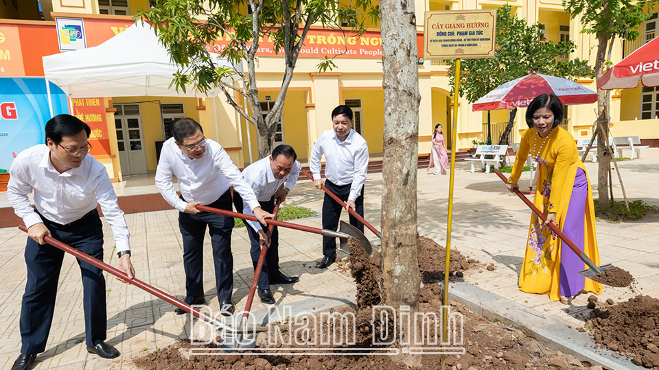 Đồng chí Bí thư Tỉnh ủy Phạm Gia Túc trồng cây lưu niệm tại Trường Tiểu học Phạm Hồng Thái.
