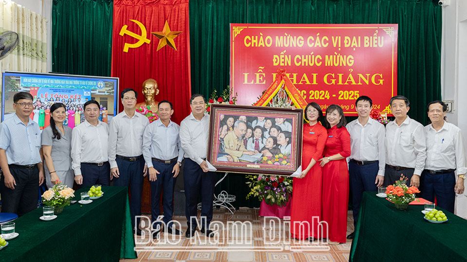 Đồng chí Bí thư Tỉnh ủy Phạm Gia Túc tặng bức tranh Bác Hồ với học sinh chúc mừng Trường THCS Tống Văn Trân.
