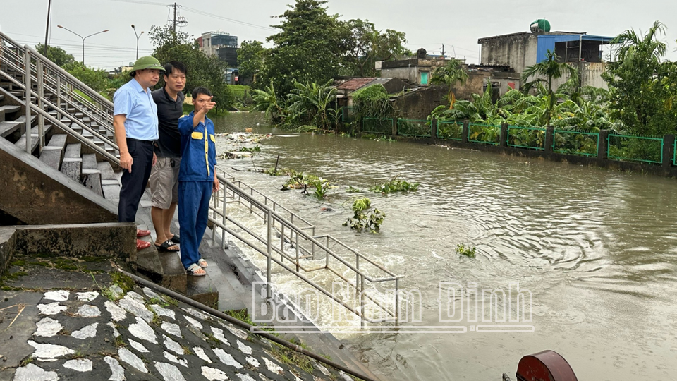 Lãnh đạo thành phố Nam Định kiểm tra công tác bơm tiêu rút nước tại Trạm bơm Kênh Gia.
