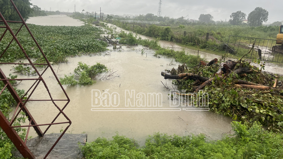 Mực nước sông Đáy đang tiếp tục dâng cao gây ngập tràn một số đoạn đê bối ở xã Yên Trị. 

