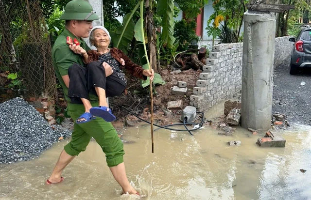 Lực lượng chức năng giúp người cao tuổi di dời đến nơi an toàn