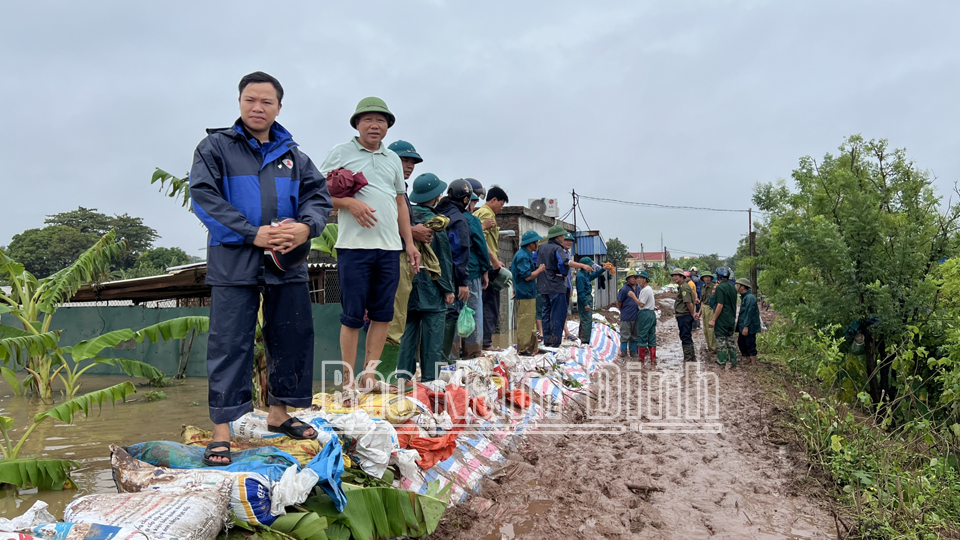 Huyện Trực Ninh huy động lực lượng túc trực 24/24 giờ tại đê bối Phương Định để phát hiện sớm, xử lý sự cố đê trong thời gian sớm nhất. 
