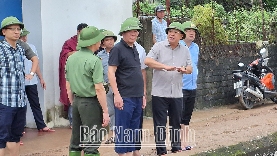 Các đồng chí: Phạm Gia Túc, Ủy viên BCH Trung ương Đảng, Bí thư Tỉnh ủy; Lê Quốc Chỉnh, Phó Bí thư Thường trực Tỉnh ủy, Chủ tịch HĐND tỉnh, Trưởng đoàn Đoàn ĐBQH tỉnh kiểm tra hiện trường công tác khắc phục hậu quả của mưa, lũ sau bão số 3 tại xã Mỹ Tân (thành phố Nam Định).