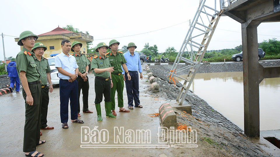 Đồng chí Đại tá Nguyễn Hữu Mạnh, Ủy viên Ban TVTU, Giám đốc Công an tỉnh đã về kiểm tra tình hình công tác phòng, chống úng ngập trên tuyến đê bối tại xã Đại Thắng (Vụ Bản). 