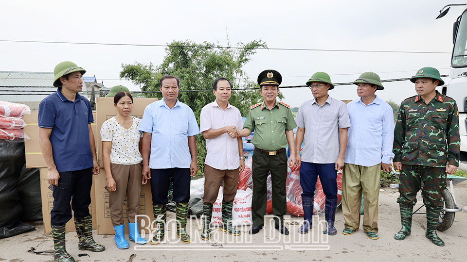 Nhiều cơ quan, đơn vị, đoàn thể thăm hỏi, tặng quà cho người dân thôn Lộ Xuyên 2, xã Phương Định