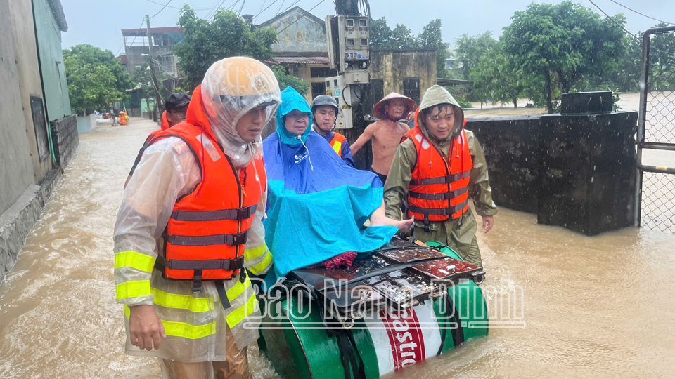 Trong tình cảnh nước ngập sâu, lực lượng chức năng của tỉnh, thành phố Nam Định đã huy động 100% quân số ứng cứu, hỗ trợ nhân dân di dời tài sản, bảo đảm an toàn tuyệt đối về tính mạng cho người dân.
            