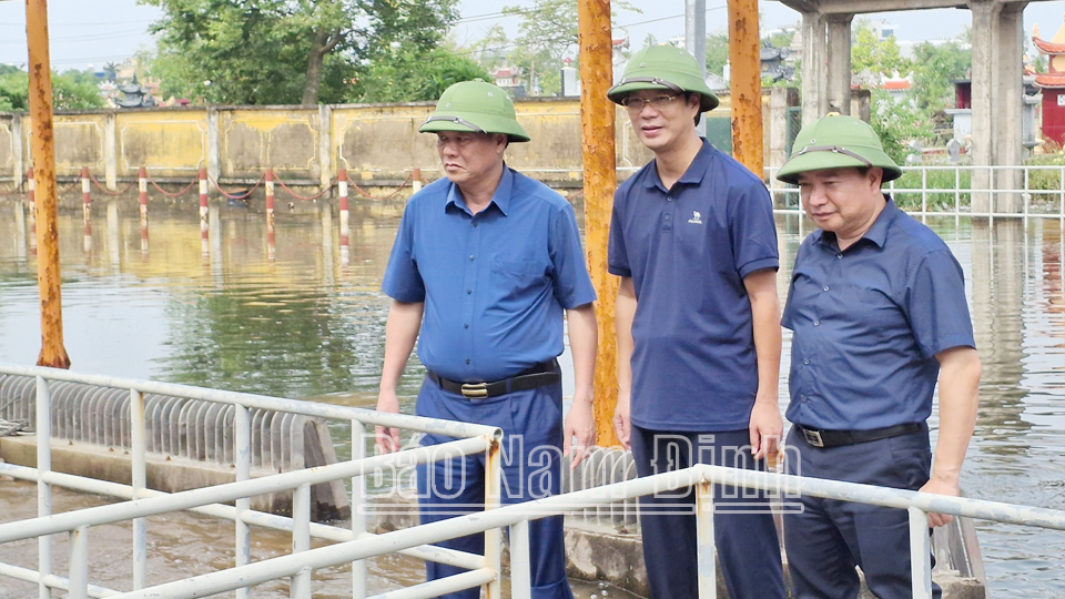 Đồng chí Phó Bi thư Thường trực Tỉnh ủy Lê Quốc Chỉnh; lãn đạo Thành ủy, UBND thàn phố Nam Định kiểm tra vận hành của Trạm bơm Quán Chuột.
            