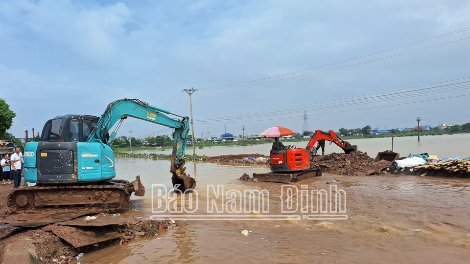 Lực lượng tại chỗ của thành phố Nam Định xử lý điểm sạt lở bờ bao kênh xả Trạm bơm Quán Chuột. 
