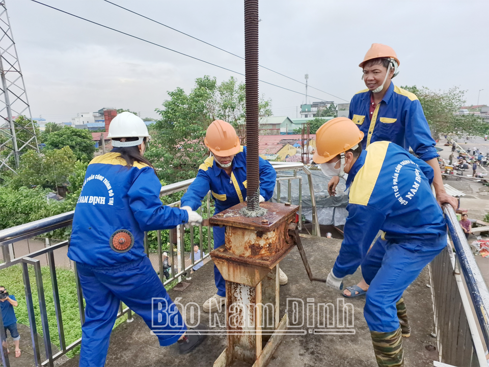 Công nhân Công ty Cổ phần Công trình đô thị Nam Định mở cánh phai cống Trạm bơm Quán Chuột phục vụ tiêu thoát nước.
            