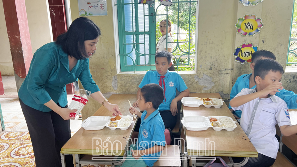  Hội Liên hiệp Phụ nữ (LHPN tỉnh), Hội LHPN thành phố Nam Định, Hội Nữ doanh nhân tỉnh tặng các suất cơm cho học sinh Trường Tiểu học xã Mỹ Tân (thành phố Nam Định). 
