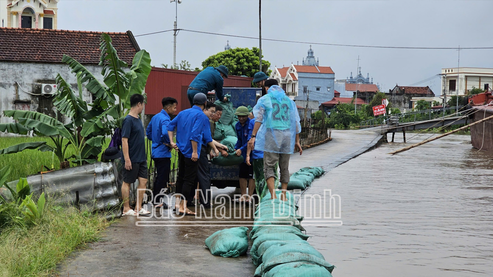 Đoàn viên, thanh niên huyện Nghĩa Hưng cùng với người dân khắc phục mưa, lũ.
