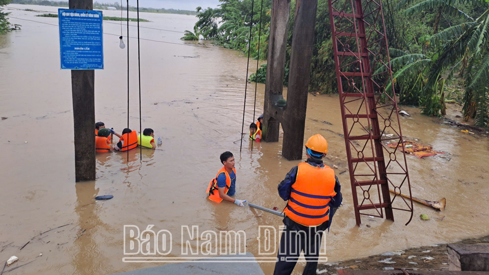 Đoàn viên, thanh niên huyện Nam Trực cùng lực lượng chức năng chống lũ.

