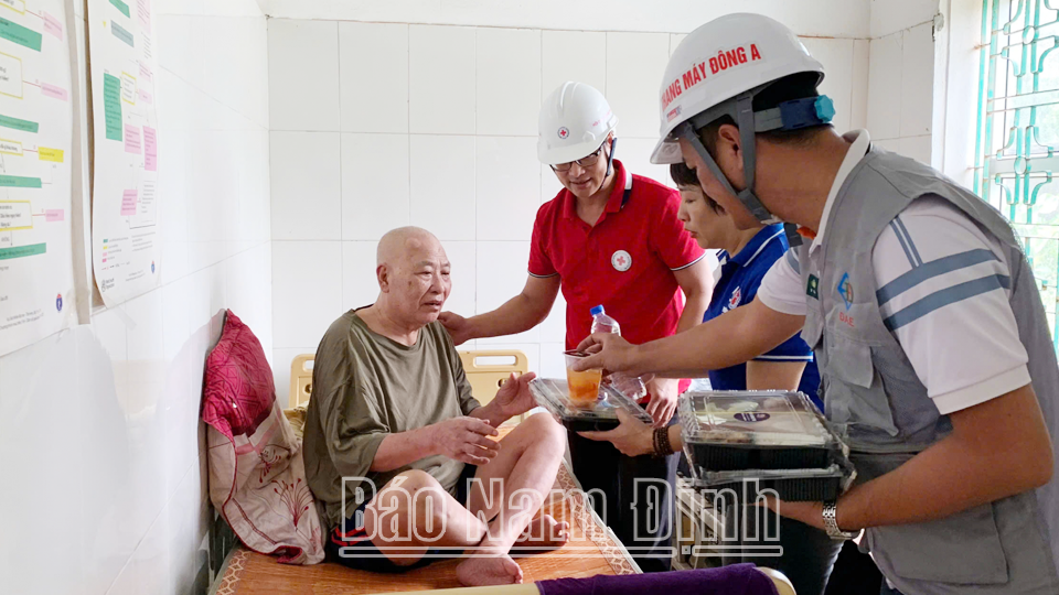 Hội Chữ thập đỏ tỉnh và các nhà tài trợ tặng các nhu yếu phẩm cho người dân xã Mỹ Tân (thành phố Nam Định).
