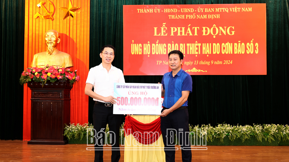 Uỷ ban MTTQ thành phố tiếp nhận ủng hộ từ Công ty Cổ phần Tập đoàn đầu tư phát triển Trường An. 
