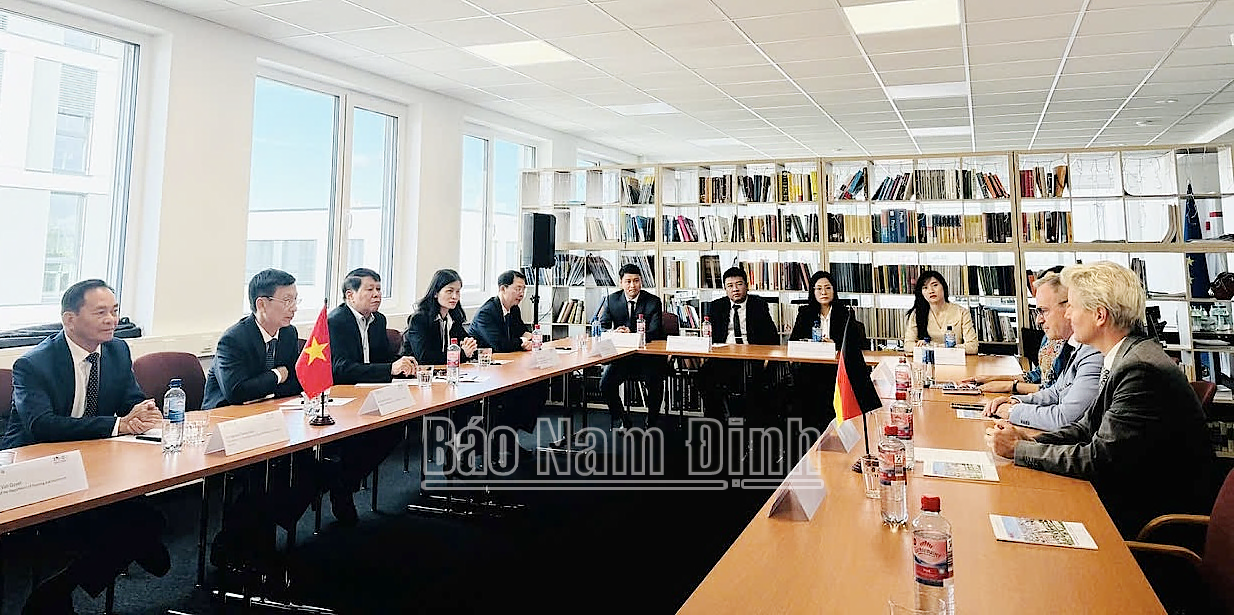 Đoàn công tác của tỉnh Nam Định làm việc với Hiệp hội ôtô Berlin – Brandenburg.
            