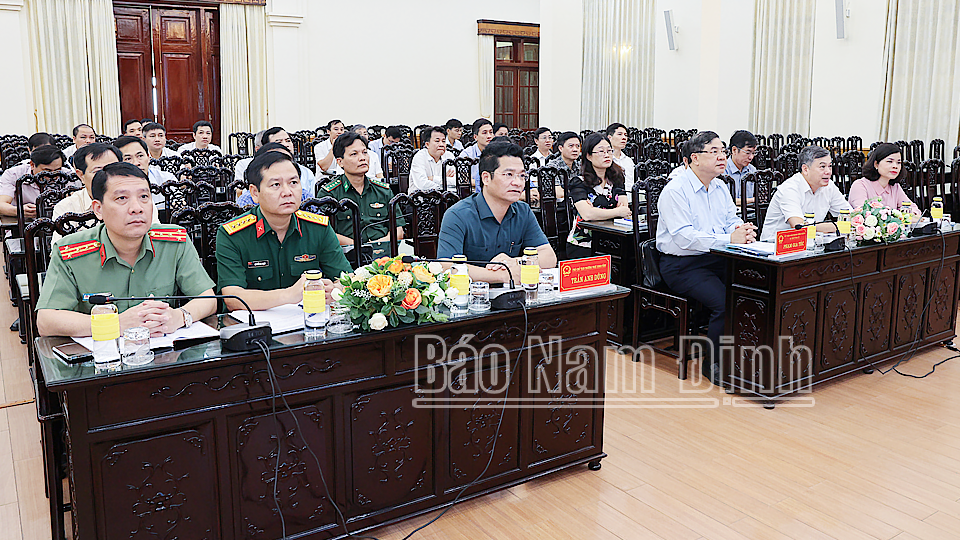 Đồng chí Bí thư Tỉnh ủy Phạm Gia Túc và đồng chí Phó Chủ tịch Thường trực UBND tỉnh Trần Anh Dũng chủ trì hội nghị tại điểm cầu tỉnh Nam Định.

