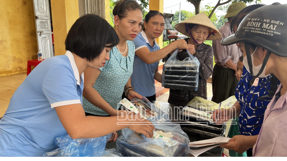 Hội Hội Liên hiệp Phụ nữ tỉnh, Hội Liên hiệp Phụ nữ huyện Nam Trực trao tặng các suất cơm cho người dân thôn Đại An, xã Nghĩa An (Nam Trực). (ĐT)
