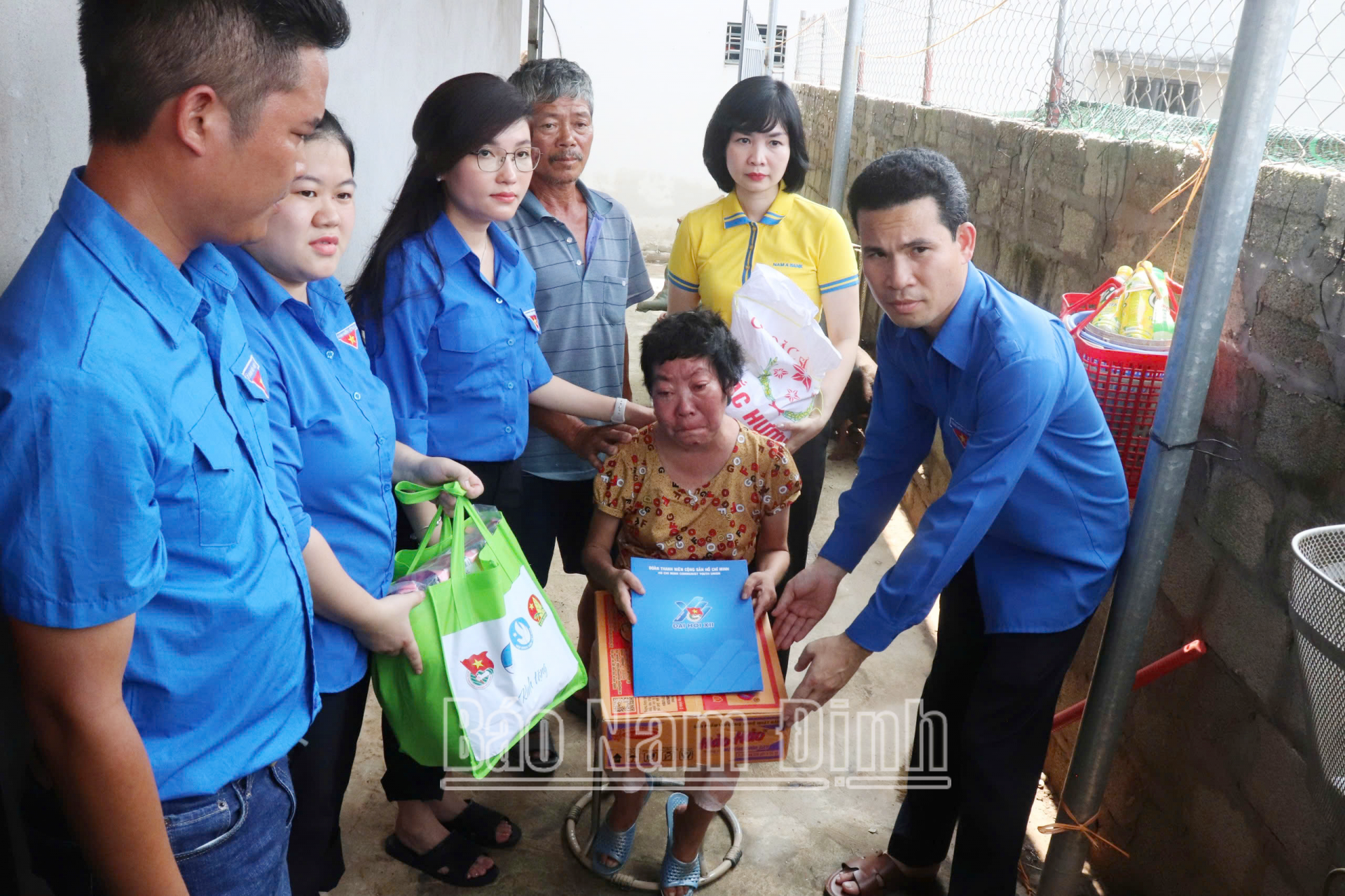 Lãnh đạo Trung ương Hội Sinh viên Việt Nam và Tỉnh Đoàn trao tặng quà cho người dân có hoàn cảnh khó khăn xã Mỹ Tân (thành phố Nam Định). 
