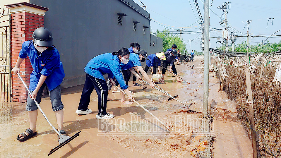 Hơn 200 đoàn viên Trường Đại học Điều dưỡng Nam Định cùng với lực lượng đoàn xã Mỹ Tân khắc phục hậu quả do mưa bão gây ra tại xã Mỹ Tân. Ảnh Việt Thắng 
