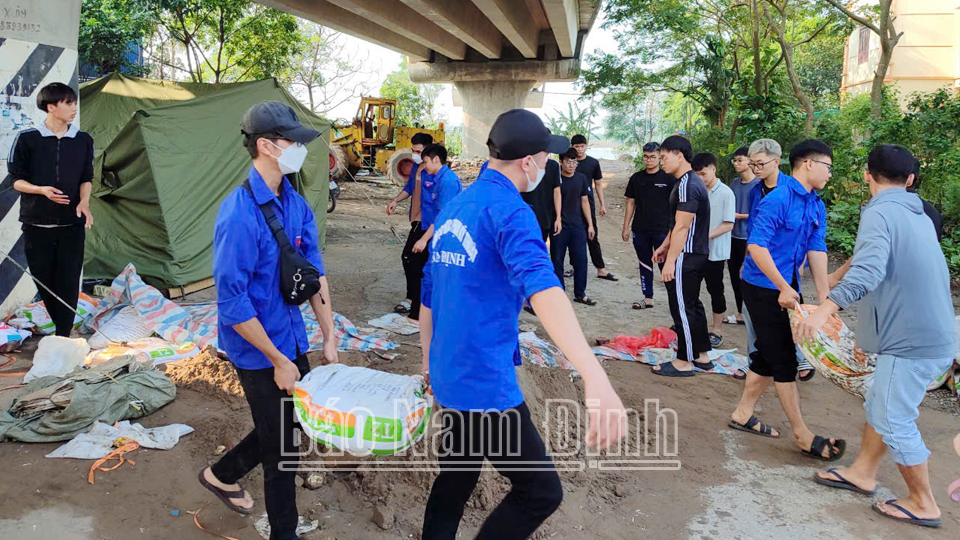 Sinh viên các trường Đại học trên địa bàn thành phố Nam Định hỗ trợ người dân phường Lộc Hạ (thành phố Nam Định) dọn dẹp sau lũ. 
