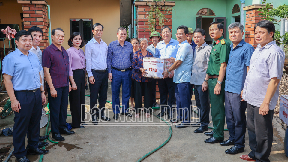 Các đồng chí: Bí thư Tỉnh ủy Phạm Gia Túc; Phó Bí thư Thường trực Tỉnh ủy Lê Quốc Chỉnh và các đồng chí lãnh đạo tỉnh tặng quà động viên người dân thôn Hồng Hà, xã Mỹ Tân (TP Nam Định) bị ảnh hưởng bởi cơn bão số 3 
