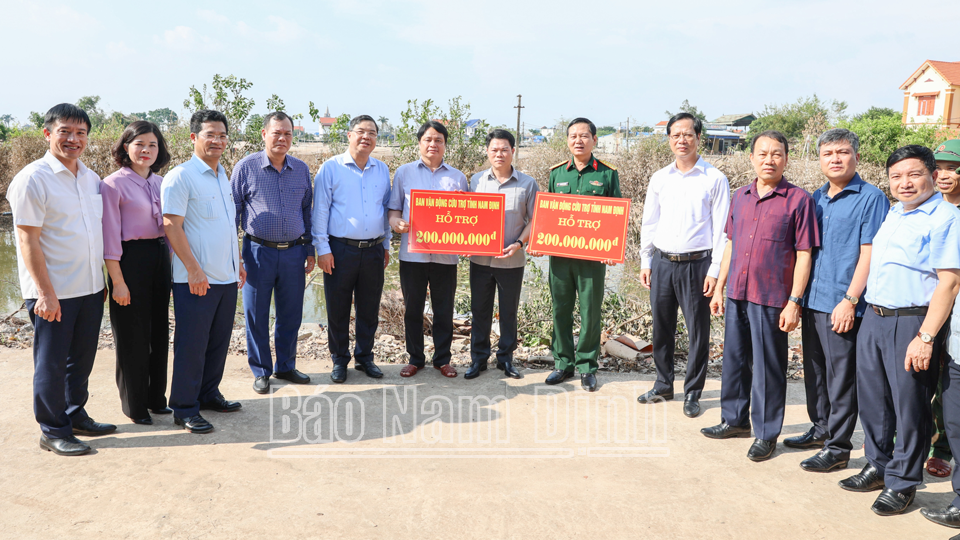 Các đồng chí lãnh đạo tỉnh chứng kiến lãnh đạo MTTQ tỉnh trao quà hỗ trợ của Ban vận động cứu trợ tỉnh cho lực lượng vũ trang tỉnh.
            