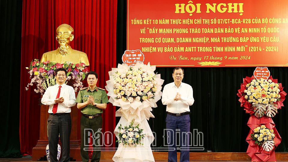 Đồng chí Phó Bí thư Thường trực Tỉnh uỷ Lê Quốc Chỉnh tặng hoa chúc mừng Ban Chỉ đạo 138 tỉnh.
            