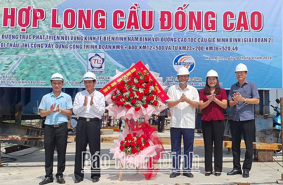 Hợp long cầu Đống Cao vượt sông Đào