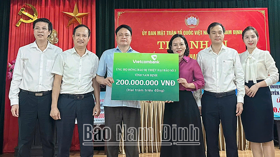 Đồng chí Trần Minh Thắng, Ủy viên Ban TVTU, Chủ tịch Ủy ban MTTQ tỉnh tiếp nhận 200 triệu đồng của Vietcombank Nam Định ủng hộ khắc phục hậu quả thiên tai do bão số 3. 
