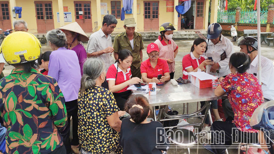 Nhân viên Viettel hỗ trợ đổi máy 4G cho khách hàng. 
