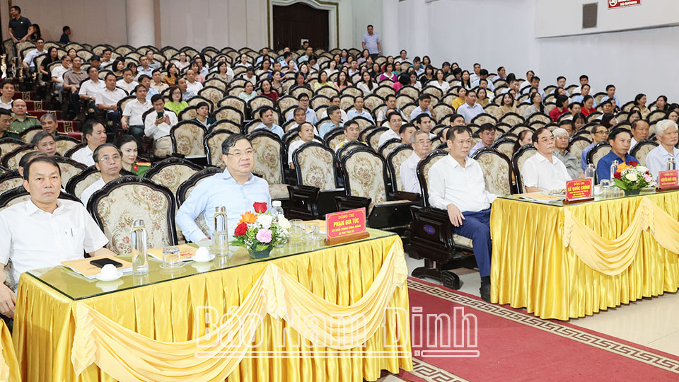 Các đồng chí: Bí thư Tỉnh ủy Phạm Gia Túc, Phó Bí thư Thường trực Tỉnh ủy Lê Quốc Chỉnh và các đại biểu dự hội nghị. 