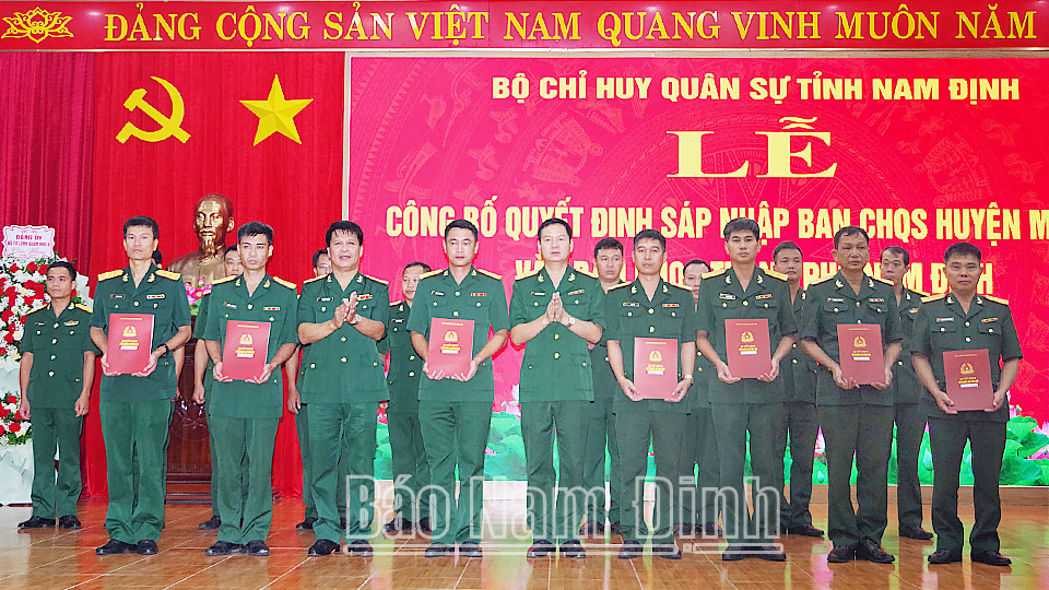 Đại tá Nguyễn Bá Thịnh, Ủy viên Ban TVTU, Chỉ huy trưởng Bộ CHQS tỉnh và lãnh đạo Bộ CHQS tỉnh trao Quyết định bổ nhiệm các vị trí chỉ huy cho các đồng chí đơn vị mới sáp nhập. 
