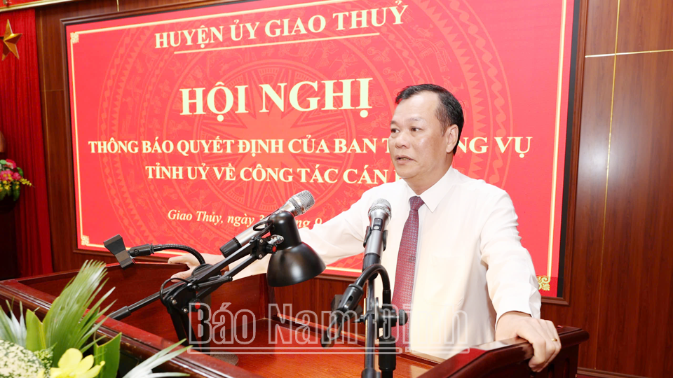 Đồng chí Phó Bí thư Thường trực Tỉnh ủy Lê Quốc Chỉnh phát biểu giao nhiệm vụ.
