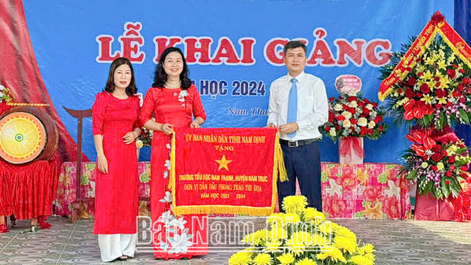 Đồng chí Hà Lan Anh, TUV, Phó Chủ tịch UBND tỉnh tặng hoa chúc mừng thầy và trò Trường THPT A Nghĩa Hưng (Nghĩa Hưng) nhân dịp năm học mới.