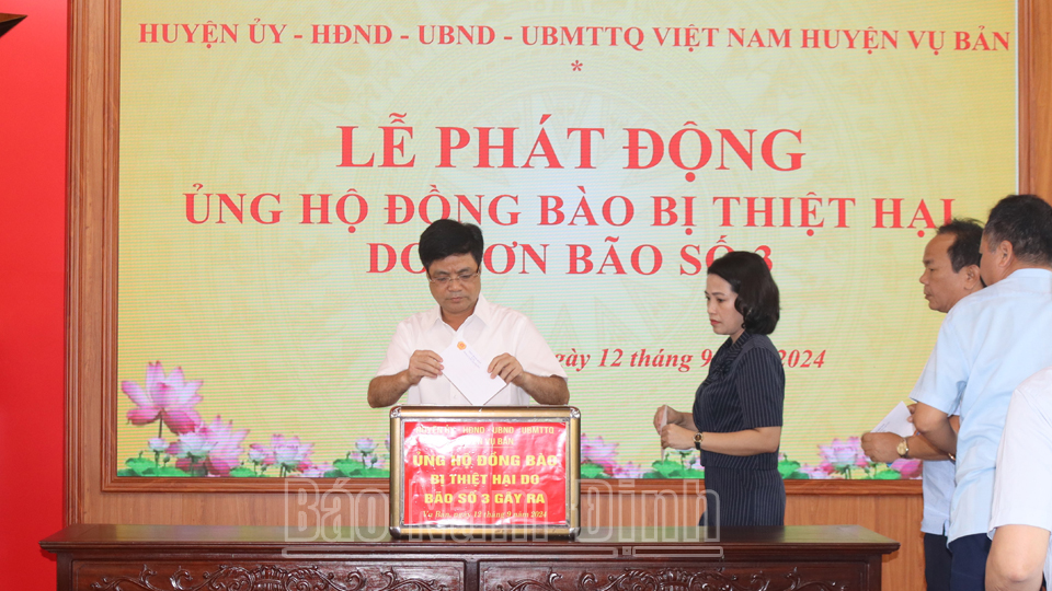 Các đồng chí trong thường trực Huyện ủy, lãnh đạo HĐND - UBND huyện ủng hộ tại lễ phát động