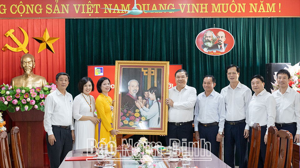 Đồng chí Bí thư Tỉnh ủy Phạm Gia Túc chúc mừng một số trường học trên địa bàn thành phố Nam Định nhân dịp năm học mới