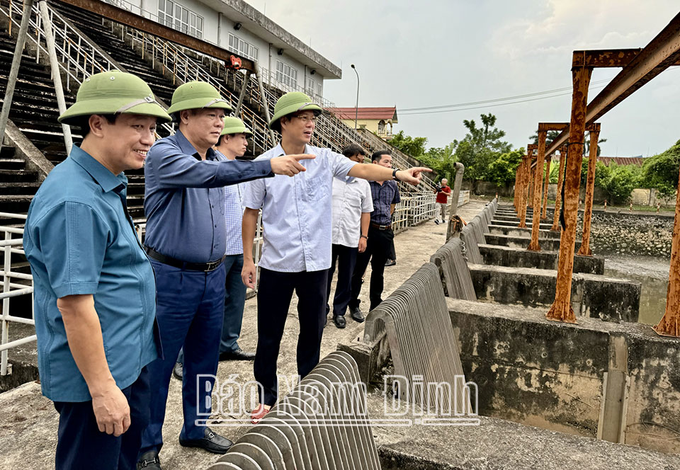 Đồng chí Phó Bí thư Thường trực Tỉnh ủy Lê Quốc Chỉnh kiểm tra thực tế việc chủ động ứng phó cơn bão số 3 tại Trạm bơm Quán Chuột, xã Mỹ Tân.