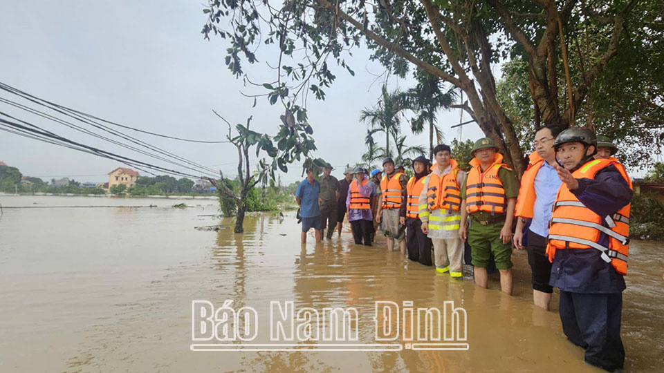 Sáng 12/9, lãnh đạo Các lực lượng Công an tỉnh chỉ đạo các lực lượng nhanh chóng hỗ trợ người dân di chuyển vùng ngập lụt khu vực Hồng Hà, xã Mỹ Tân vào nơi an toàn.